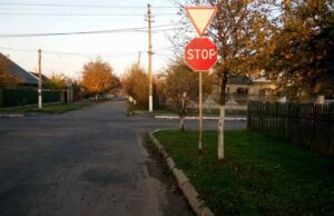 На перехресті Миру та Сковороди встановленні нові дорожні знаки На перехресті Миру та Сковороди встановленні нові дорожні знаки