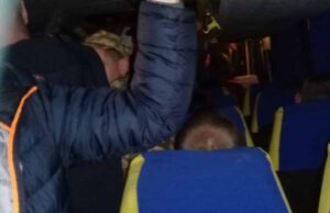 Нововолинець у знак протесту хоче закрити автостанцію металевим ланцюгом Нововолинець у знак протесту хоче закрити автостанцію металевим ланцюгом