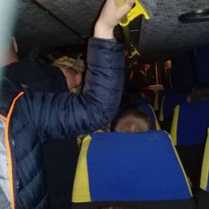 Нововолинець у знак протесту хоче закрити автостанцію металевим ланцюгом Нововолинець у знак протесту хоче закрити автостанцію металевим ланцюгом