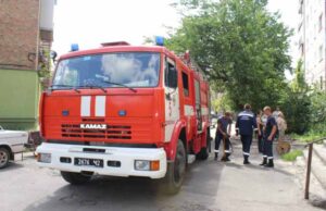 Рятувальники визволили дворічну дитину, яка зачинилась у квартирі Рятувальники визволили дворічну дитину