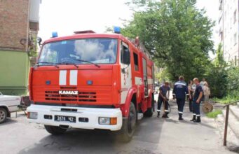 Рятувальники визволили дворічну дитину, яка зачинилась у квартирі Рятувальники визволили дворічну дитину