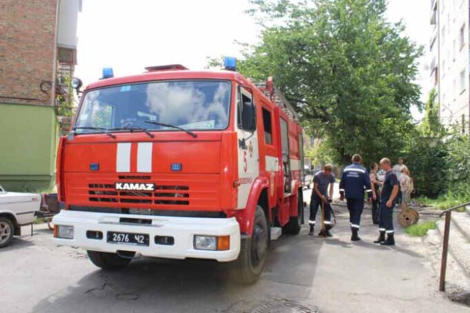 Рятувальники визволили дворічну дитину, яка зачинилась у квартирі Рятувальники визволили дворічну дитину