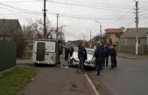 ДТП на Миру та Сковороди: від удару перевернувся мікроавтобус із пасажирами ДТП на Миру та Сковороди: від удару перевернувся мікроавтобус із пасажирами