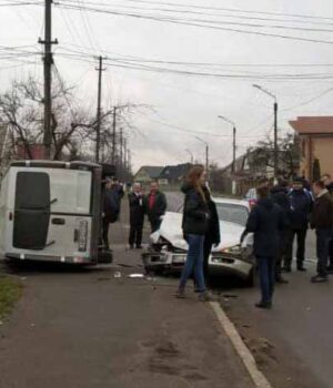 ДТП на Миру та Сковороди: від удару перевернувся мікроавтобус із пасажирами