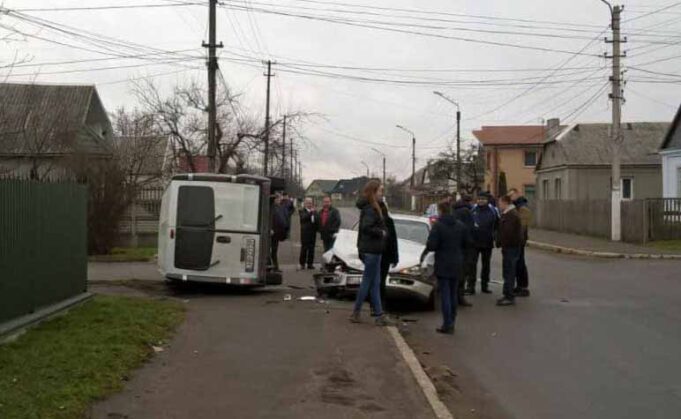 ДТП на Миру та Сковороди: від удару перевернувся мікроавтобус із пасажирами ДТП на Миру та Сковороди: від удару перевернувся мікроавтобус із пасажирами
