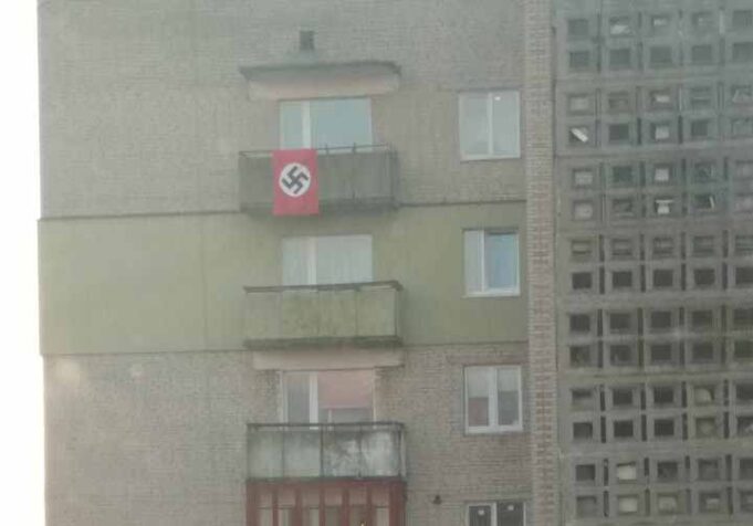 На 15 мікрорайоні вивісили свастику На 15 мікрорайоні вивісили свастику