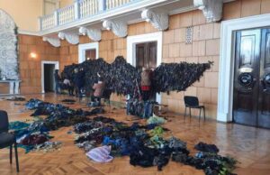 Від творчості до волонтерства. Працівники Палацу культури плетуть сітки та шиють подушки Від творчості до волонтерства. Працівники Палацу культури плетуть сітки та шиють подушки