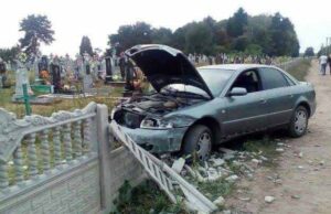 П’яні молодики знесли огорожу на литовезькому цвинтарі П'яні молодики знесли огорожу на литовезькому цвинтарі