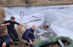 На кар’єрі у Нововолинську потонула дитина, двох дітей врятували рятувальники На кар'єрі у Нововолинську потонула дитина