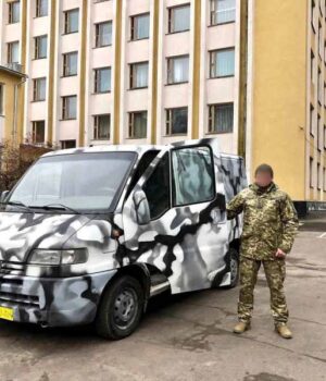Працівники Нововолинської міськради передали авто нашим Захисникам