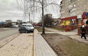 На 15-му мікрорайоні облаштували місце для паркування та відремонтували сходи На 15-му мікрорайоні облаштували місце для паркування та відремонтували сходи