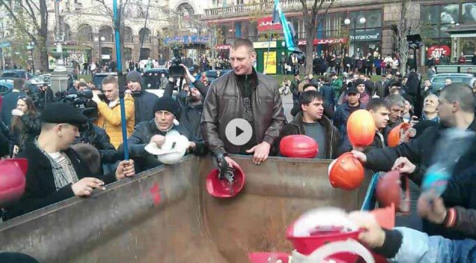 Шахтарі перекрили Хрещатик (ВІДЕО) Шахтарі перекрили Хрещатик (ВІДЕО)