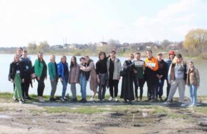 Напередодні Великодня провели толоку на міському озері Напередодні Великодня провели толоку на міському озері