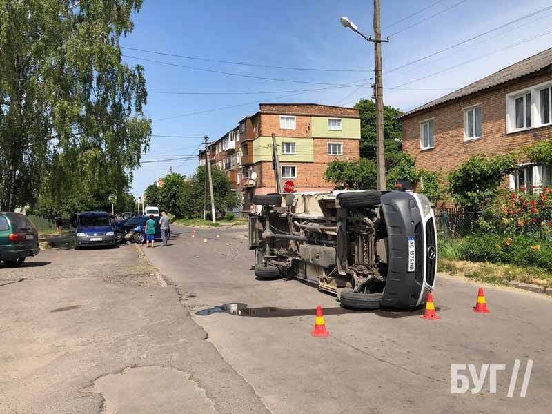 У Нововолинську внаслідок ДТП перевернулась вантажівка: постраждала жінка