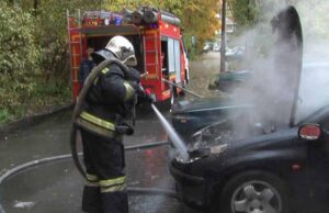 Через замикання проводки вночі загорілось авто Через замикання проводки вночі загорілось авто