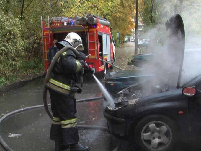 Через замикання проводки вночі загорілось авто Через замикання проводки вночі загорілось авто