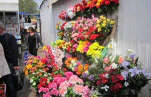 У Жовтневому відмовилися від пластикових вінків і організовують толоку на кладовищі У Жовтневому відмовилися від пластикових вінків і організовують толоку на кладовищі
