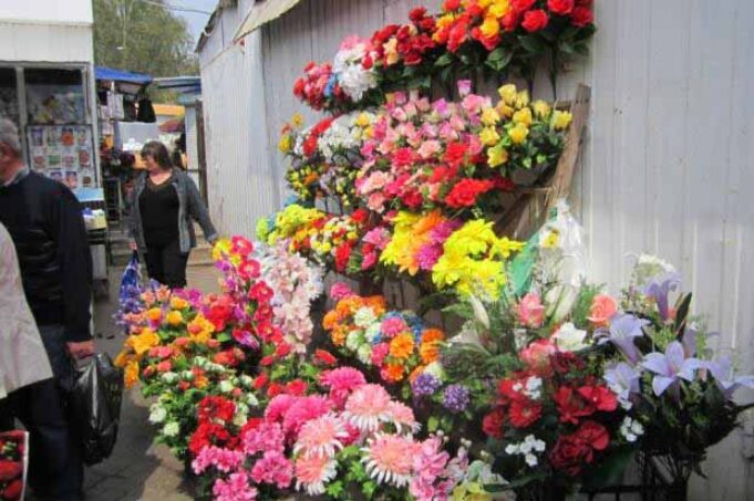 У Жовтневому відмовилися від пластикових вінків і організовують толоку на кладовищі У Жовтневому відмовилися від пластикових вінків і організовують толоку на кладовищі