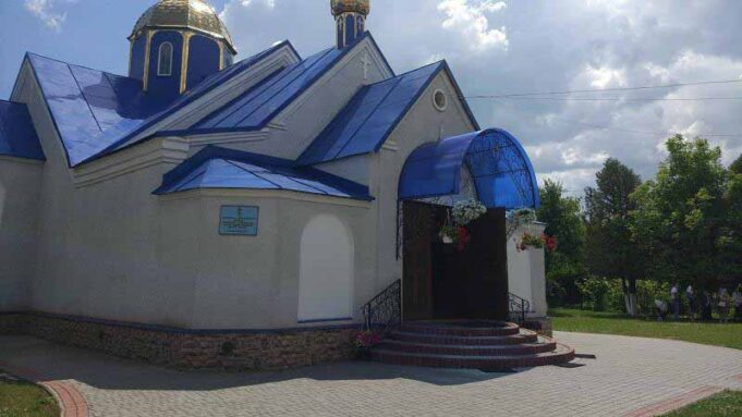 Скандал: у Нововолинську не можуть поділити церкву (Оновлено) Скандал: у Нововолинську не можуть поділити церкву (Оновлено)