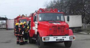 Рятувальники визволили людину із задимленої квартири Рятувальники визволили людину із задимленої квартири