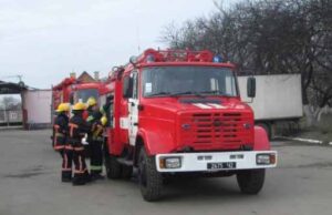 Рятувальники визволили людину із задимленої квартири Рятувальники визволили людину із задимленої квартири