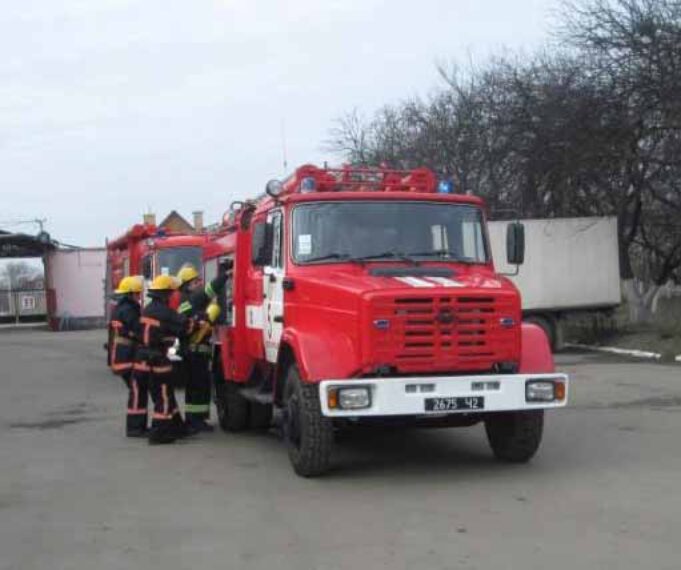 Рятувальники визволили людину із задимленої квартири Рятувальники визволили людину із задимленої квартири