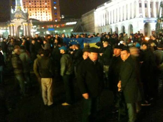 Кияни збираються на Майдані через зрив євроінтеграції Кияни збираються на Майдані через зрив євроінтеграції