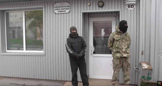 ЦК “Азов” “відбиває” Нововолинський олійно жировий комбінат у рейдерів? (ВІДЕО) ЦК "Азов" "відбиває" Нововолинський олійно жировий комбінат у рейдерів? (ВІДЕО)