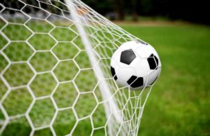 Світові змагання з футболу серед медиків: наша команда з нововолинцем перемагає російську Світові змагання з футболу серед медиків: наша команда з нововолинцем перемагає російську