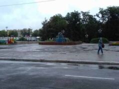 У місті під час дощу працюють фонтани У місті під час дощу працюють фонтани