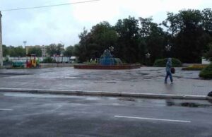 У місті під час дощу працюють фонтани У місті під час дощу працюють фонтани