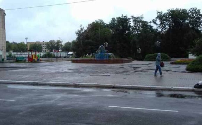 У місті під час дощу працюють фонтани У місті під час дощу працюють фонтани