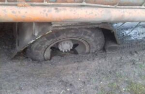 “Аварійка” “Водоканалу” потрапила в ДТП: колесо провалилося в багнюку "Аварійка" "Водоканалу" потрапила в ДТП: колесо провалилося в багнюку