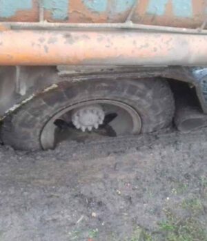 3_95 "Аварійка" "Водоканалу" потрапила в ДТП: колесо провалилося в багнюку