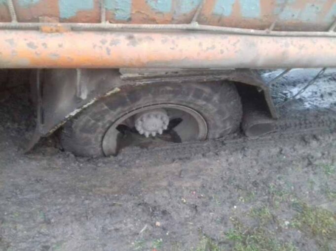 “Аварійка” “Водоканалу” потрапила в ДТП: колесо провалилося в багнюку "Аварійка" "Водоканалу" потрапила в ДТП: колесо провалилося в багнюку