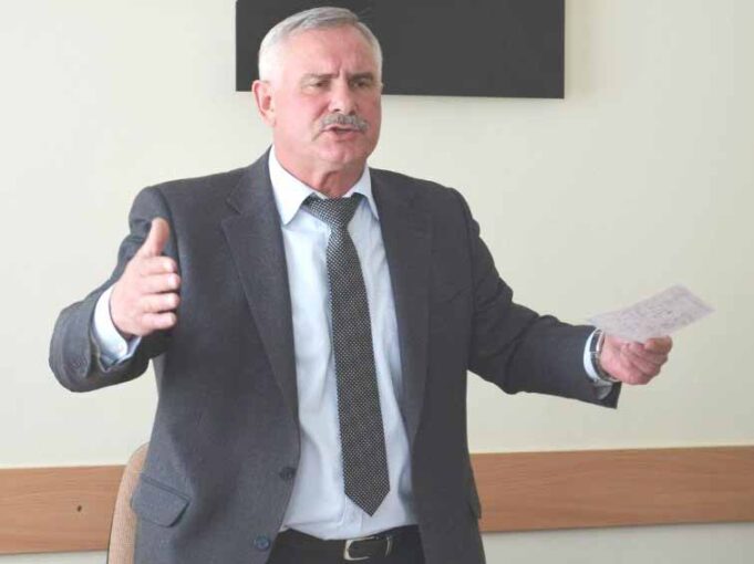 Депутати залишили мера без надбавок і премій Депутати залишили мера без надбавок і премій