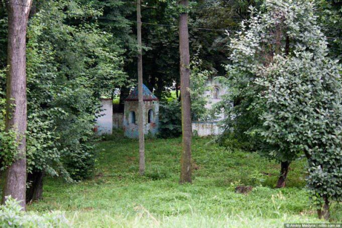 Дитячі замки в парку перетворилися на наркопритон Дитячі замки в парку перетворилися на наркопритон