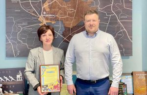 Міський голова вручив Подяку від командування 100-ї бригади працівниці виконавчого комітету Міський-голова-вручив-Подяку-від-командування-100-ї-бригади-працівниці-виконавчого-комітету