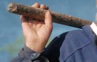 Жорстока “розвага”: дітлахи штахетами ледь не вбили людину Жорстока "розвага": дітлахи штахетами ледь не вбили людину