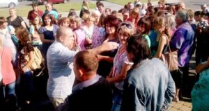 Матері волинських солдатів пікетують облраду Матері волинських солдатів пікетують облраду