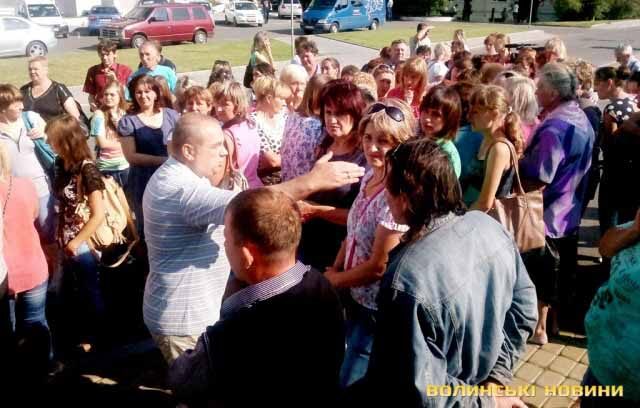 Матері волинських солдатів пікетують облраду Матері волинських солдатів пікетують облраду