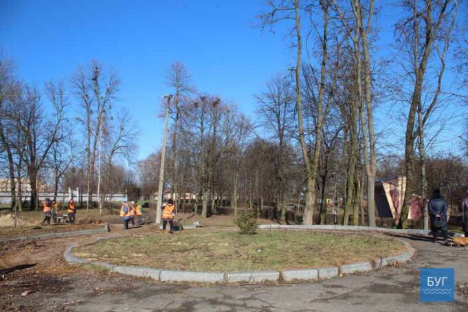 Пам’ятник Героям АТО, дубова алея та тенісні корти: хочуть реконструювати парк відпочинку Пам’ятник Героям АТО