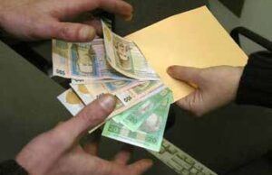 У Володимирі-Волинському «на гарячому» затримали податківців-хабарників У Володимирі-Волинському «на гарячому» затримали податківців-хабарників