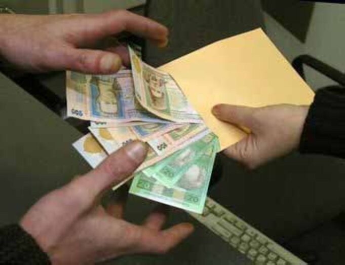 У Володимирі-Волинському «на гарячому» затримали податківців-хабарників У Володимирі-Волинському «на гарячому» затримали податківців-хабарників