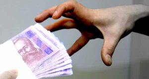 За 10 тисяч хабаря поплатилась посадою За 10 тисяч хабаря поплатилась посадою