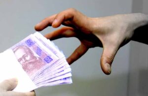 За 10 тисяч хабаря поплатилась посадою За 10 тисяч хабаря поплатилась посадою