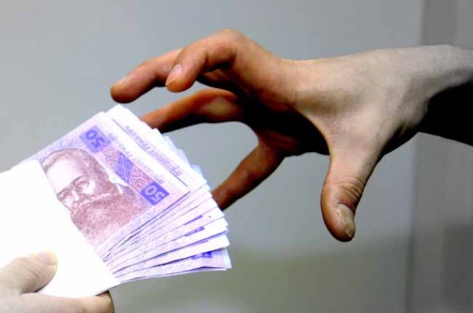 За 10 тисяч хабаря поплатилась посадою За 10 тисяч хабаря поплатилась посадою