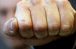 Двоє п’яних молодиків побили поліцейського Двоє п'яних молодиків побили поліцейського