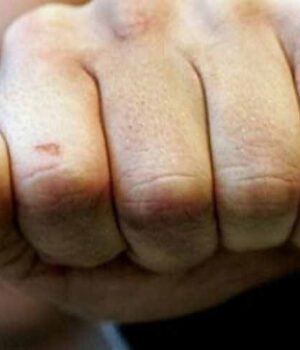 Двоє п'яних молодиків побили поліцейського