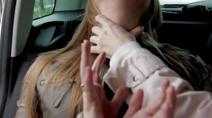 В центрі міста чоловік намагався задушити дівчину В центрі міста чоловік намагався задушити дівчину